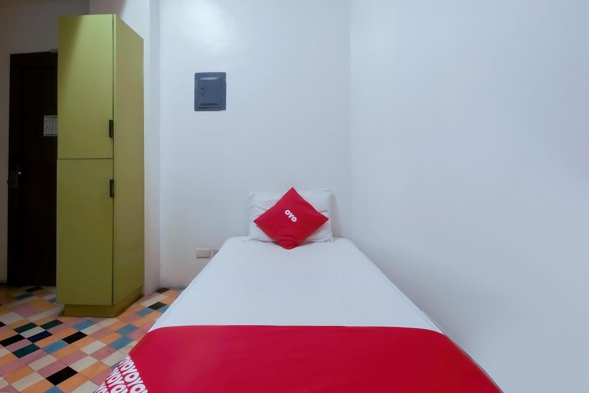 Spot On Junction Hostel Makati City Екстер'єр фото