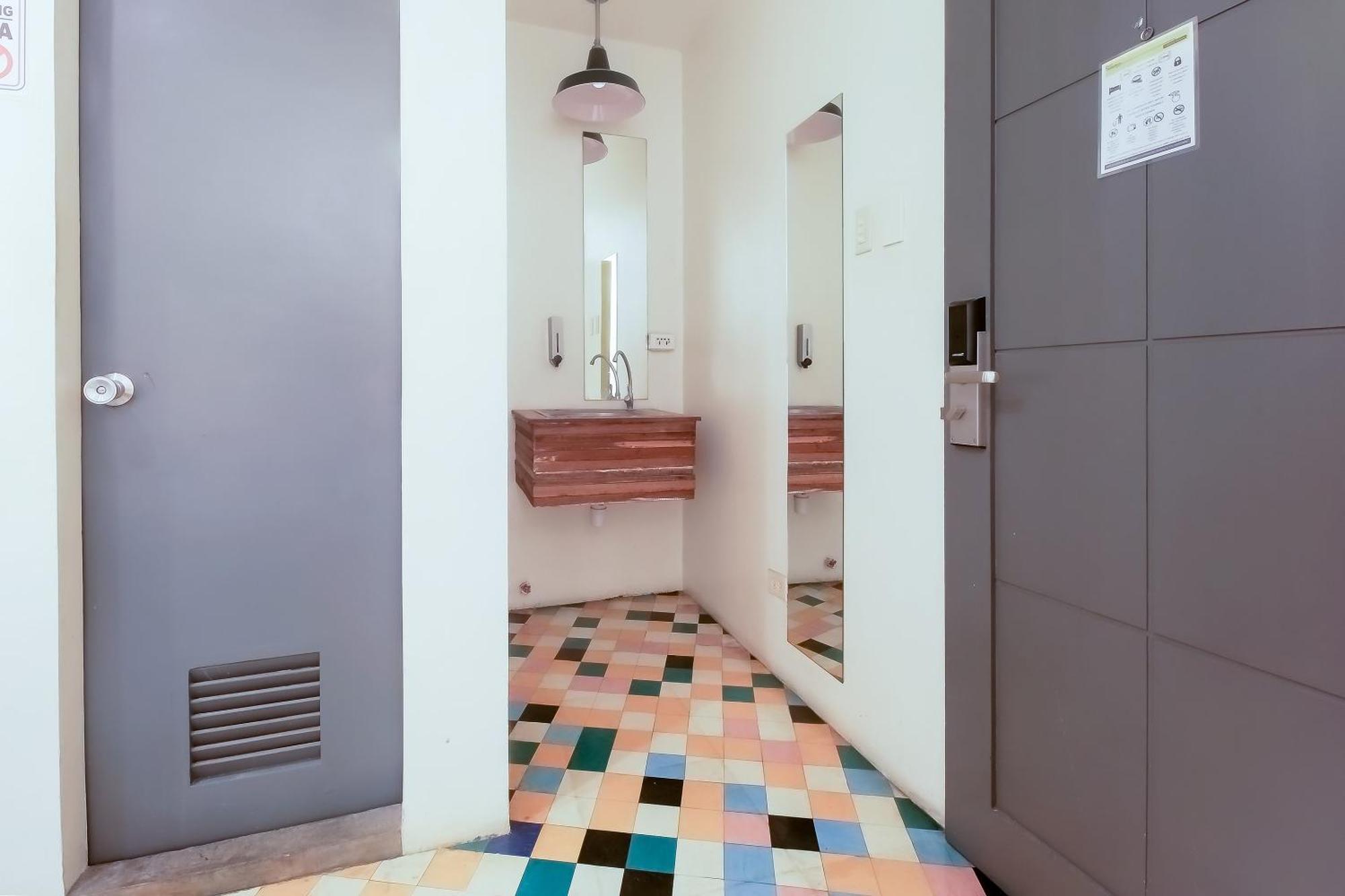 Spot On Junction Hostel Makati City Екстер'єр фото